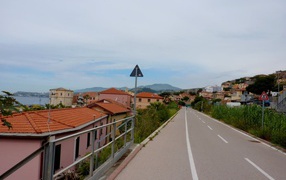 Дорога на побережье в Санто Стефано аль Маре, Италия