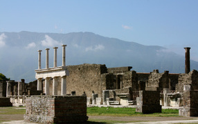 Руины Помпей на фоне гор, Италия