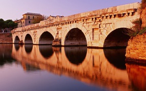 Мост Тиберия на курорте в Римини, Италия