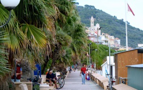 Отдых на набережной на курорте Диано Марино, Италия