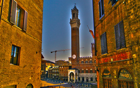 Башня на площади в Сиене, Италия