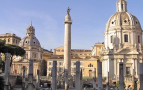 Вид на колонну Траяна в Риме