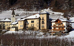 Городские здания на горнолыжном курорте Валь ди Соль, Италия