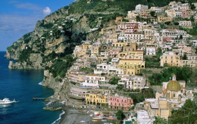 Городские улицы на курорте в Амальфи, Италия