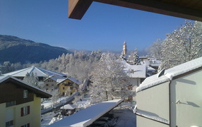 Вид с балкона на горнолыжном курорте Мадонна ди Кампильо, Италия