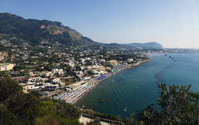 Панорама курорта на острове Искья, Италия