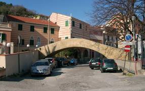 Прогулка по улице на курорте Ноли, Италия