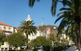 Прогулка по набережной на курорте Ноли, Италия