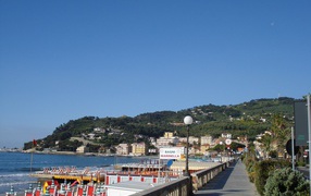 Прогулка по набережной на курорте Диано Марино, Италия