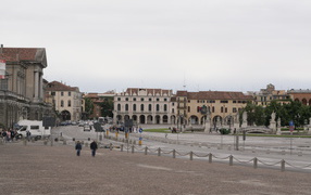 Прогулка по центральной площади в Падуе, Италия