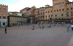 Прогулка на площади в Сиене, Италия