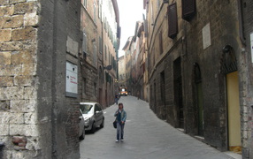 Прогулка по узким улочкам в Сиене, Италия