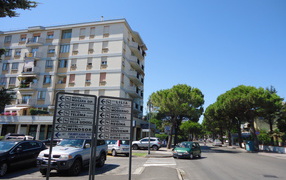 Прогулка по улице на курорте Лидо ди Езоло, Италия