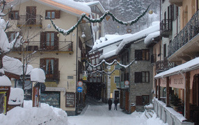 Прогулка по улицам на горнолыжном курорте Курмайор, Италия