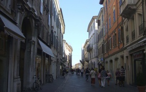 Прогулка по узким улочкам на курорте в Римини, Италия