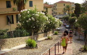 Прогулка по улицам на курорте Бордигера, Италия