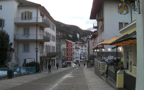 Прогулка по улицам на горнолыжном курорте Валь Гардена, Италия