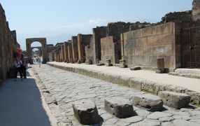 Прогулка по улицам в Помпеях, Италия