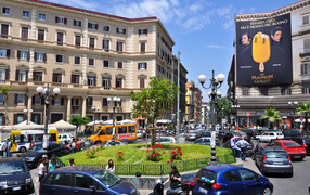 Прогулка по улицам города в Неаполе, Италия