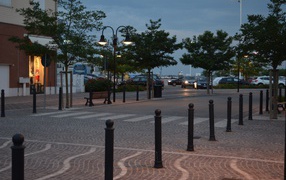 Прогулка по вечерним улицам на курорте в Римини, Италия