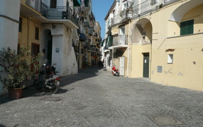 Прогулка по улицам на острове Искья, Италия