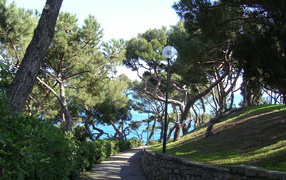 Дорожка к морю на курорте Бордигера, Италия