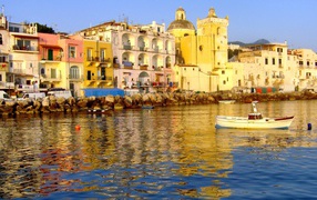 Дома на набережной на острове Искья, Италия