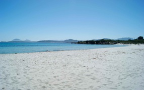 Белый пляж на курорте Коста Смеральда, Италия