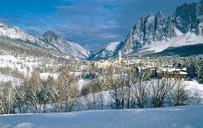 Зимний пейзаж на горнолыжном курорте Кортина д'Ампеццо, Италия