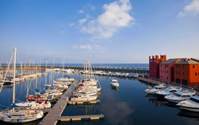 Яхты в порту в Лоано, Италия