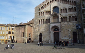 Соборная площадь в Парме, Италия