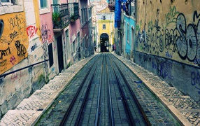 Узкая улочка в Лиссабоне