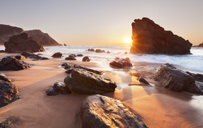 Пляж Прайя-Да-Адрага в Португалии