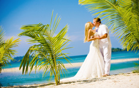 Красивая пара на пляже в Пхукете, Таиланд