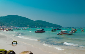 Голубая лагуна на курорте острова Ко Лан, Таиланд