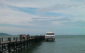 Катер у пристани на острове Тао, Таиланд