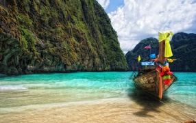 Лодка у берега в Пхукете