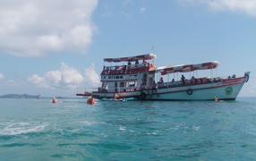 Лодка у побережья на острове Ко Куд, Таиланд