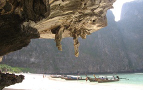 Лодки в лагуне на курорте Районг, Таиланд