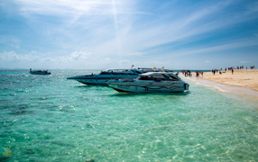 Катера у берега на курорте Краби, Таиланд