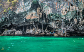 Пещера у берега на курорте острова Ко Лан, Таиланд