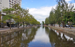 Канал в городе на курорте Чианг Рай, Таиланд