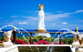 Статуя бога на берегу на острове Самет, Таиланд