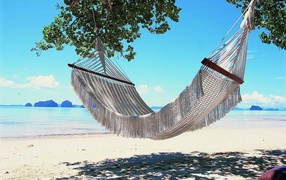 Гамак на пляже на курорте Краби, Таиланд