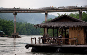 Плавучий дом на реке на курорте Чианг Май, Таиланд
