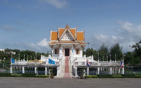Новый храм на курорте Районг, Таиланд