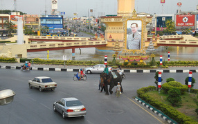 На улице города на курорте Лопбури, Таиланд