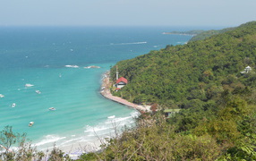Панорама курорта острова Ко Лан, Таиланд