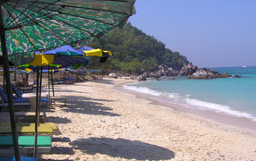Отдых на пляже на курорте острова Ко Лан, Таиланд