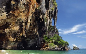 Скала у побережья на курорте Районг, Таиланд